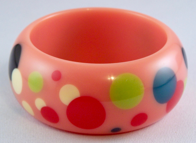 Evans 5 peachy pink random dot resin bangle